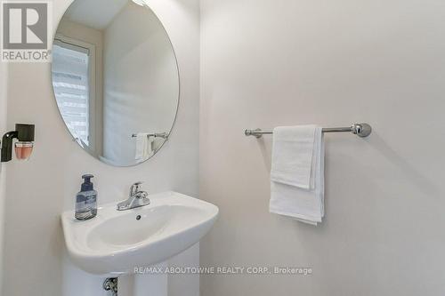 7 Beasley Grove, Hamilton (Meadowlands), ON - Indoor Photo Showing Bathroom