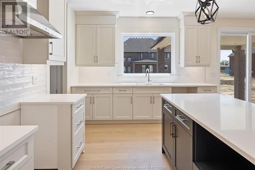 609 Holburn Street, Windsor, ON - Indoor Photo Showing Kitchen