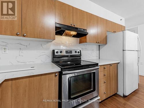 32 St Dunstan Drive, Toronto (Oakridge), ON - Indoor Photo Showing Kitchen