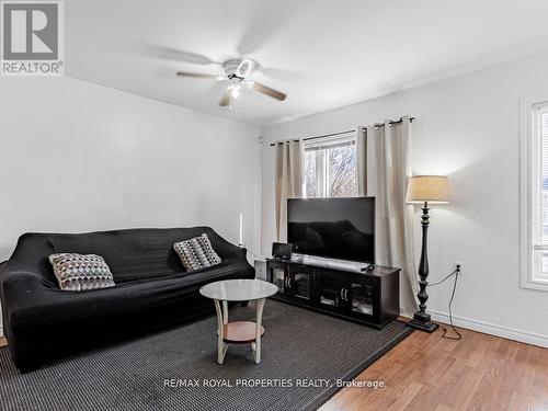 32 St Dunstan Drive, Toronto (Oakridge), ON - Indoor Photo Showing Living Room