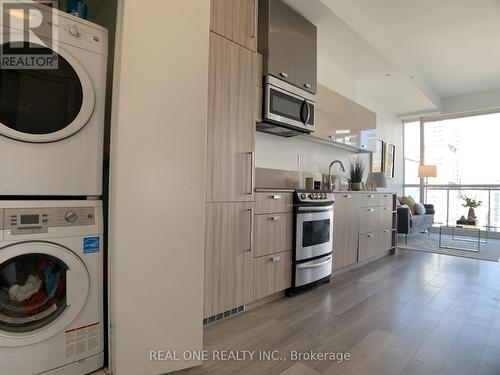 2306 - 290 Adelaide Street W, Toronto (Waterfront Communities), ON - Indoor Photo Showing Laundry Room