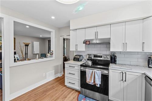 17 Prestwick Avenue, St. Catharines, ON - Indoor Photo Showing Kitchen With Stainless Steel Kitchen With Upgraded Kitchen