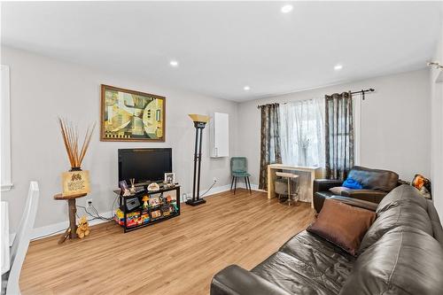 17 Prestwick Avenue, St. Catharines, ON - Indoor Photo Showing Living Room