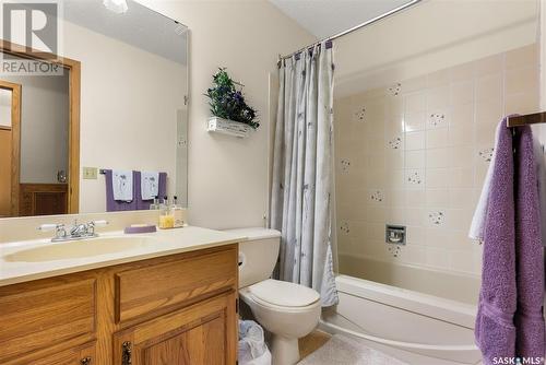 887 Dorothy Street, Regina, SK - Indoor Photo Showing Bathroom