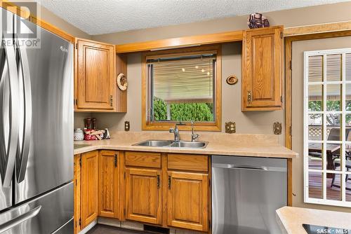 887 Dorothy Street, Regina, SK - Indoor Photo Showing Kitchen With Double Sink