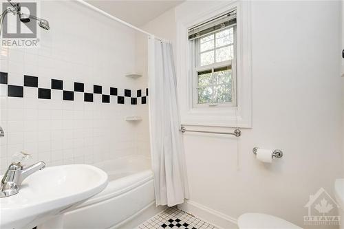 475 Golden Avenue, Ottawa, ON - Indoor Photo Showing Bathroom