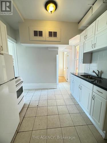 4 - 139 1/2 John Street S, Hamilton, ON - Indoor Photo Showing Kitchen