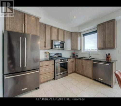 92 - 1169 Garner Road E, Hamilton, ON - Indoor Photo Showing Kitchen