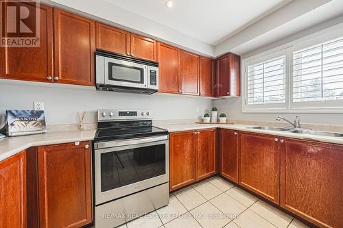 350 Andrews Trail, Milton, ON - Indoor Photo Showing Kitchen With Double Sink