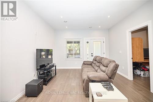 2 Fairburn Avenue, St. Catharines, ON - Indoor Photo Showing Living Room