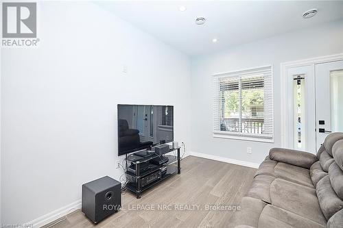 2 Fairburn Avenue, St. Catharines, ON - Indoor Photo Showing Living Room