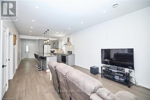 2 Fairburn Avenue, St. Catharines, ON - Indoor Photo Showing Living Room