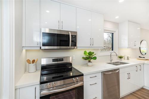 45 Oak Street, Simcoe, ON - Indoor Photo Showing Kitchen With Double Sink With Upgraded Kitchen