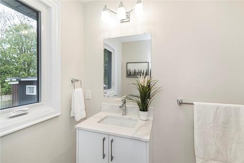 45 Oak Street, Simcoe, ON - Indoor Photo Showing Bathroom