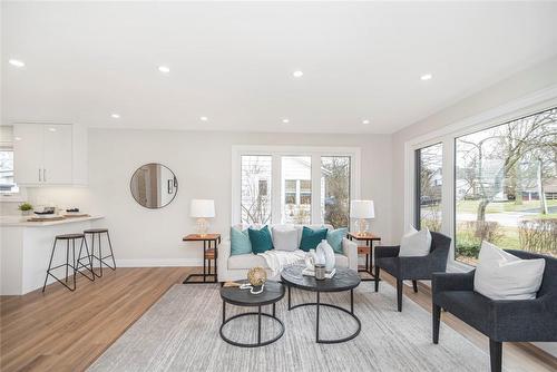 45 Oak Street, Simcoe, ON - Indoor Photo Showing Living Room