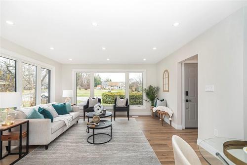 45 Oak Street, Simcoe, ON - Indoor Photo Showing Living Room