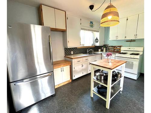 165 Lindsay Street, Kimberley, BC - Indoor Photo Showing Kitchen With Double Sink