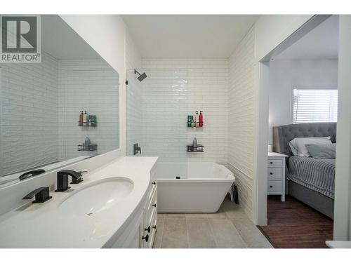 6280 Laurier Avenue, Wardner, BC - Indoor Photo Showing Bathroom