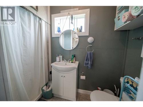 6280 Laurier Avenue, Wardner, BC - Indoor Photo Showing Bathroom