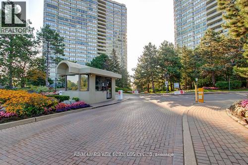 708 - 24 Hanover Road, Brampton (Queen Street Corridor), ON - Outdoor With Facade