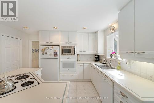 468 Copeland Court, Oakville, ON - Indoor Photo Showing Kitchen With Double Sink