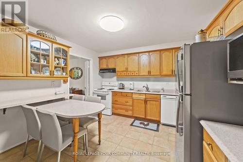 26 Crimson Millway, Toronto (St. Andrew-Windfields), ON - Indoor Photo Showing Kitchen With Double Sink