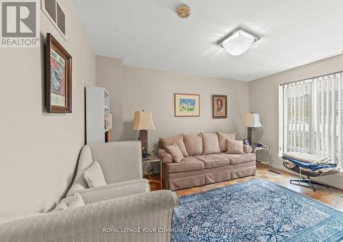 26 Crimson Millway, Toronto (St. Andrew-Windfields), ON - Indoor Photo Showing Living Room