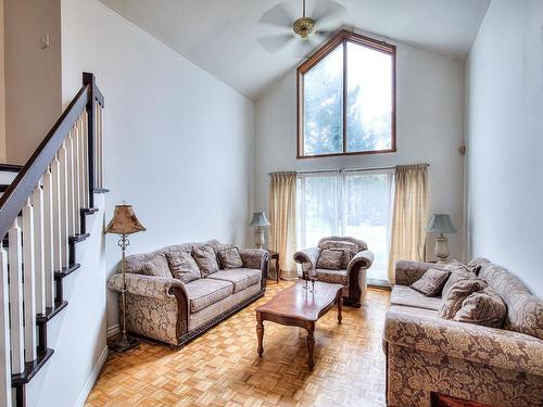 Salon - 450 Rue Larivière, Laval (Sainte-Dorothée), QC - Indoor Photo Showing Living Room