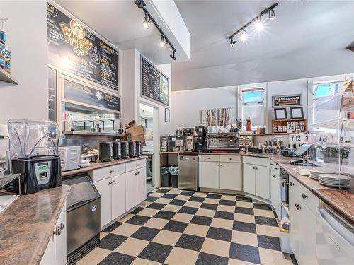 9749 Willow St, Chemainus, BC - Indoor Photo Showing Kitchen With Double Sink