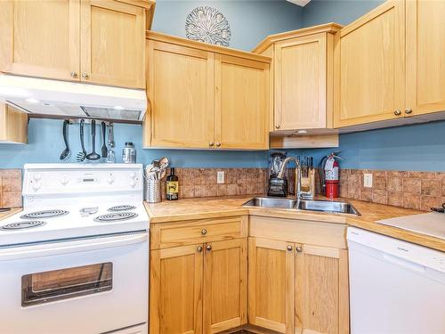 9749 Willow St, Chemainus, BC - Indoor Photo Showing Kitchen With Double Sink