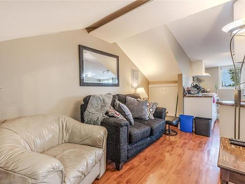 9749 Willow St, Chemainus, BC - Indoor Photo Showing Living Room