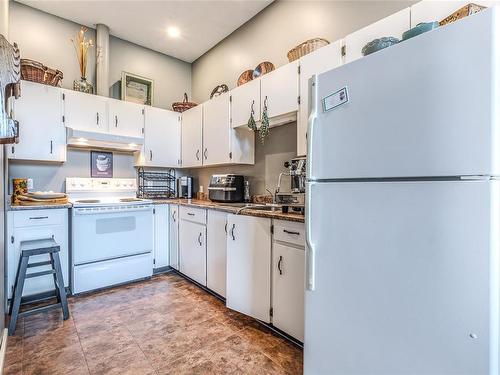 9749 Willow St, Chemainus, BC - Indoor Photo Showing Kitchen