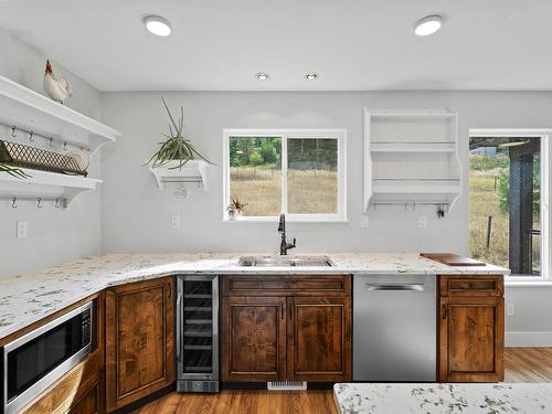 289 Orchard Lake Road, Kamloops, BC - Indoor Photo Showing Kitchen