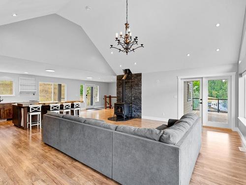 289 Orchard Lake Road, Kamloops, BC - Indoor Photo Showing Living Room With Fireplace