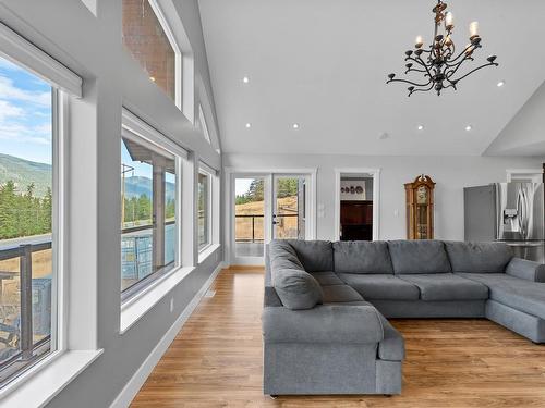 289 Orchard Lake Road, Kamloops, BC - Indoor Photo Showing Living Room