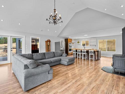 289 Orchard Lake Road, Kamloops, BC - Indoor Photo Showing Living Room