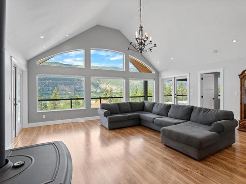 289 Orchard Lake Road, Kamloops, BC - Indoor Photo Showing Living Room