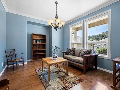 2502 Bentall Drive, Kamloops, BC - Indoor Photo Showing Living Room