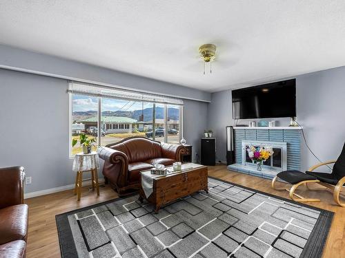 852 Renfrew Ave, Kamloops, BC - Indoor Photo Showing Living Room With Fireplace