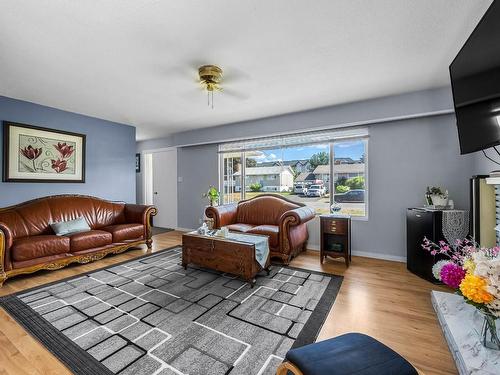 852 Renfrew Ave, Kamloops, BC - Indoor Photo Showing Living Room