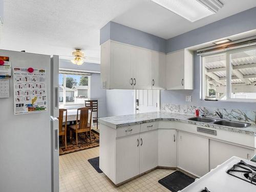 852 Renfrew Ave, Kamloops, BC - Indoor Photo Showing Kitchen With Double Sink