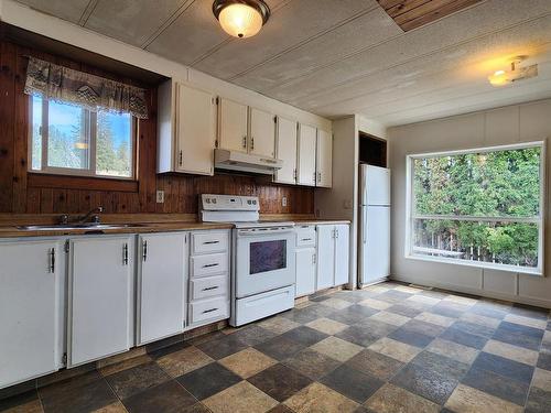 4484 Yd Ranch Road, Ashcroft, BC - Indoor Photo Showing Kitchen With Double Sink