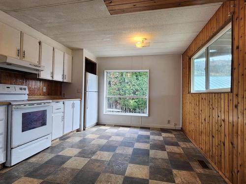 4484 Yd Ranch Road, Ashcroft, BC - Indoor Photo Showing Kitchen