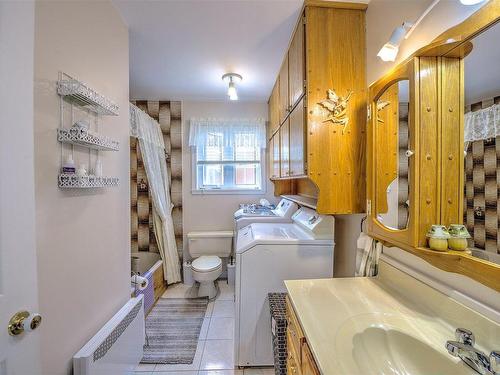 Bathroom - 100  - 102 Rue Gagnon, Saint-Jérôme, QC - Indoor Photo Showing Laundry Room