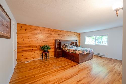 313 Linden Avenue, Kaleden, BC - Indoor Photo Showing Bedroom