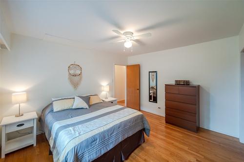 313 Linden Avenue, Kaleden, BC - Indoor Photo Showing Bedroom