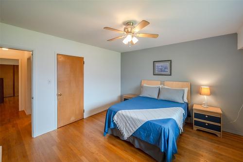 313 Linden Avenue, Kaleden, BC - Indoor Photo Showing Bedroom