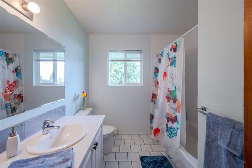 313 Linden Avenue, Kaleden, BC - Indoor Photo Showing Bathroom