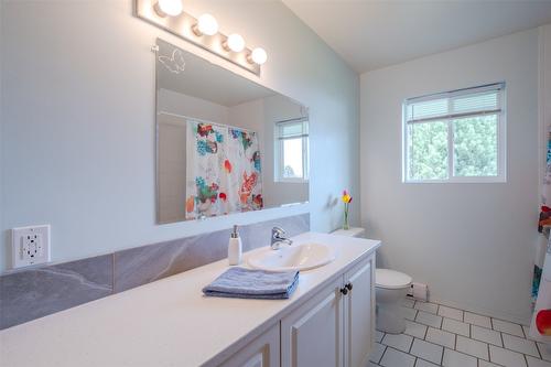 313 Linden Avenue, Kaleden, BC - Indoor Photo Showing Bathroom