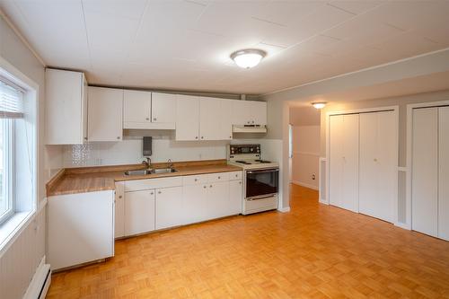 313 Linden Avenue, Kaleden, BC - Indoor Photo Showing Kitchen With Double Sink